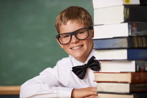 Niño Estudiante Sonrisa Retrato Con Libros Aula Aprendizaje Para Examen —  Fotos de Stock