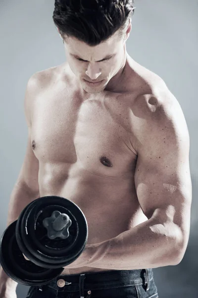 Sport Muskulös Och Man Med Hantel Vikt Studio För Bodybuilding — Stockfoto