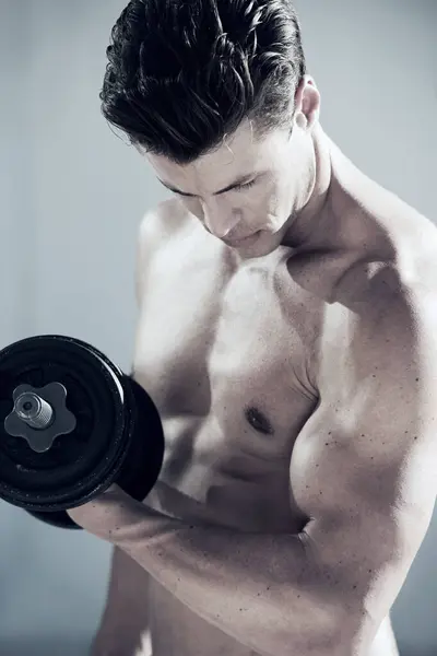 Fitness Muskeln Und Mann Mit Kurzhantelgewicht Studio Für Bodybuilding Workout — Stockfoto