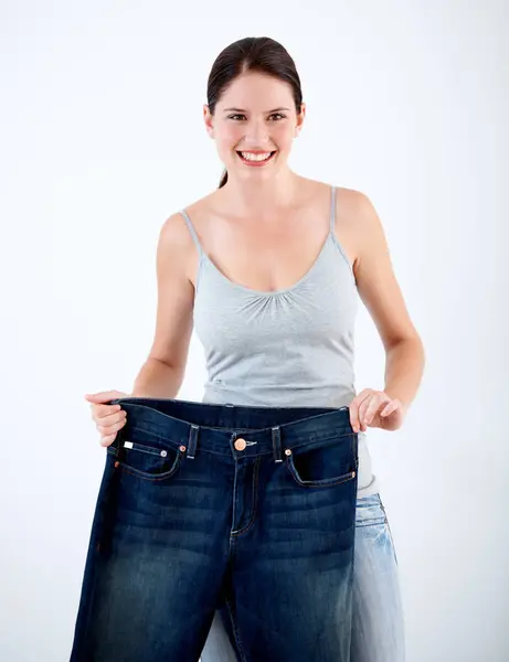 在演播室里 牛仔裤 体重减轻和女性画像的尺寸随着白色背景的变化而变化 大斜纹棉裤的体形 变化及在饮食 健康及健康方面经历的人 — 图库照片