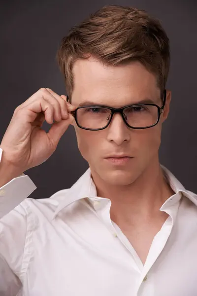Serieus Man Zelfverzekerd Portret Met Bril Mode Keuze Brillen Donkere — Stockfoto