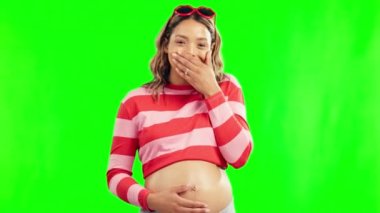 Yeşil ekran, gülmek ya da sağlıklı olmak için karnında hamile olan mutlu bir kadının portresi. Hamilelik, komik bir şaka ya da bebek büyümesi için karnından ya da karnından gülümseyen bir annenin yüzü..