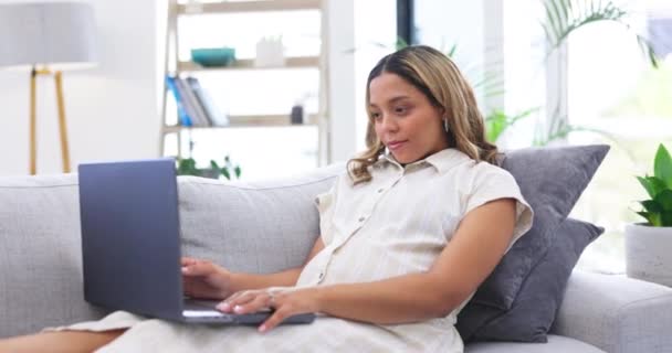 远程工作 笔记本电脑和孕妇在公寓沙发上打字 对着电子邮件或社交网络信息微笑 从事或编写项目的怀孕 家庭办公室和年轻母亲 — 图库视频影像