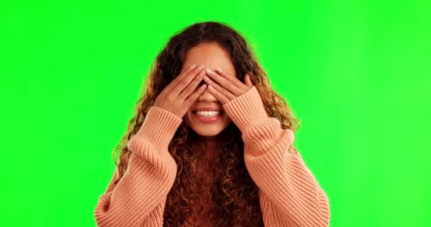 Женщина Удивить Закрыть Глаза Зеленым Экраном Тревогой Взволнован Счастлив Макет — стоковое видео