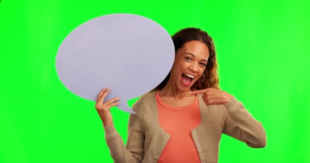 Mujer Feliz Cara Apuntando Burbuja Del Habla Pantalla Verde Para — Vídeos de Stock