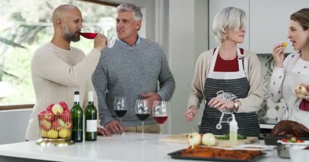 Familie Küche Und Kochen Mit Weinglas Für Feiertage Erntedank Oder — Stockvideo