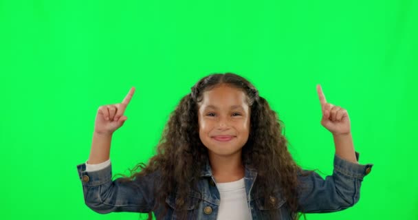 Zielony Ekran Twarz Szczęśliwy Dzieciak Wskazujący Studio Awans Ogłoszenie Lub — Wideo stockowe