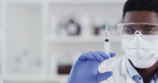 Ciência Vacina Seringa Com Homem Laboratório Para Experimentação Solução Cuidados — Vídeo de Stock