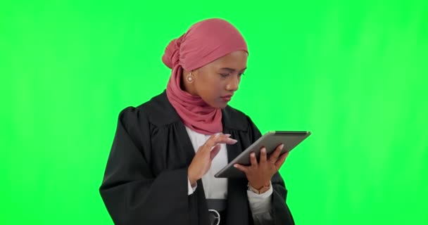 Vihreä Ruutu Tabletti Nainen Opiskelija Asianajaja Tai Asianajaja Muslimikulttuurissa Hallituksen — kuvapankkivideo