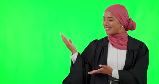 Νομική Δικαστής Και Δείχνοντας Πρόσωπο Του Μουσουλμάνου Γυναίκα Στην Πράσινη — Αρχείο Βίντεο
