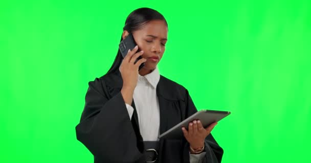 法律情報 研究や裁判法を読んでスタジオで女性裁判官とタブレット 緑の画面と電話 クロマキー モックアップの判事との技術 裁判所および政府の法律 — ストック動画