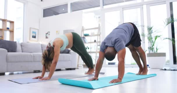 Par Yoga Och Gravid Kvinna Stretching Motion Och Träning Tillsammans — Stockvideo