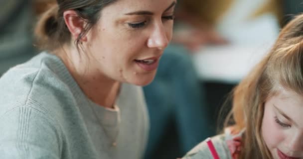 Anne Çocuk Evde Eğitim Öğrenim Aile Desteği Için Oturma Odasında — Stok video