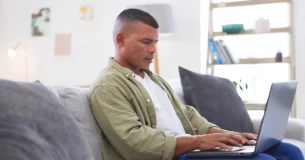 Mężczyzna Laptop Pisanie Sofie Zdalnej Pracy Zarządzania Projektami Lub Koncentracji — Wideo stockowe