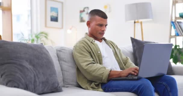 Człowiek Laptop Pisanie Kanapie Pracy Domu Zarządzanie Projektami Lub Koncentracja — Wideo stockowe