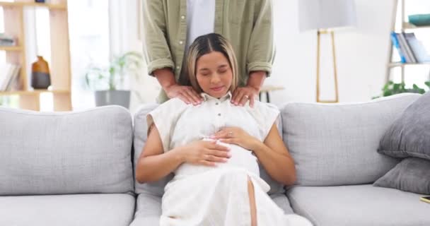Schwangere Entspannen Und Mann Massieren Frau Unterstützen Pflege Und Ruhige — Stockvideo