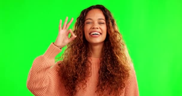 スタジオの背景に対してカジュアルなファッションのための緑の画面上のOkサインで幸せな女性 顔と笑顔 女性人笑顔の肖像画 を手ジェスチャーとモックアップ上の完璧な髪のためのウィンク — ストック動画