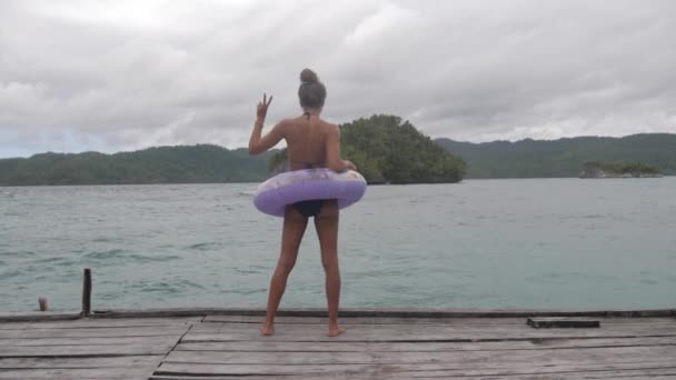 Назад Знак Мира Надувной Женщиной Океана Палубе Бикини Свободы Путешествий — стоковое видео