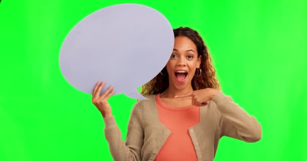 Счастливая Женщина Глупая Указывающая Речевой Пузырь Зеленом Экране Рекламы Социальных — стоковое видео