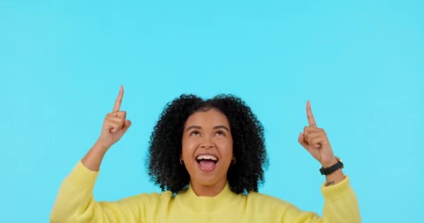 Marketing Mulher Apontando Para Promoção Contra Fundo Azul Com Sorriso — Vídeo de Stock