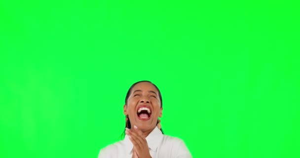 Mujer Feliz Aplausos Apuntando Hacia Arriba Celebración Pantalla Verde Para — Vídeo de stock
