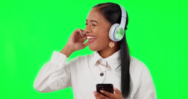 Femme Heureuse Casque Téléphone Écoutant Musique Sur Écran Vert Sur — Video