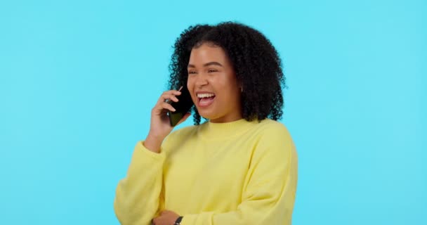 Feliz Telefonema Rir Com Mulher Estúdio Para Comunicação Contato Networking — Vídeo de Stock