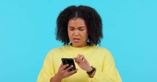 Kadın Telefon Stüdyoda Hatayla Arızayla Bağlantı Problemiyle Hayal Kırıklığına Uğramış — Stok video