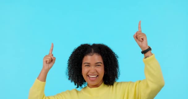 Презентація Жінка Вказує Підвищення Синій Фон Посмішкою Оголошення Або Маркетинг — стокове відео