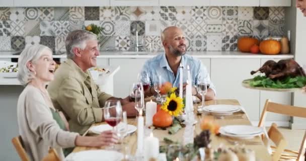 Familia Feliz Comida Agradecimiento Dando Cena Mesa Juntos Para Los — Vídeos de Stock