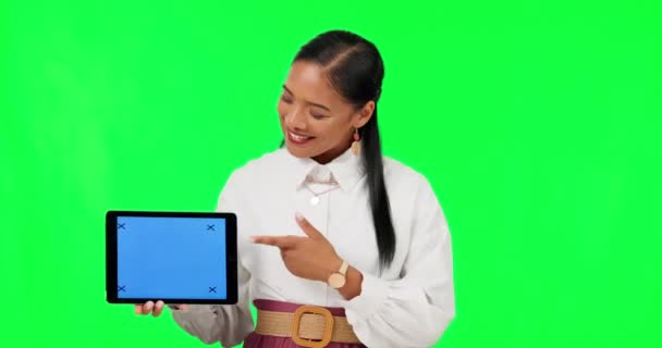 Visar Grön Skärm Och Ansikte Kvinna Med Tablett För Information — Stockvideo