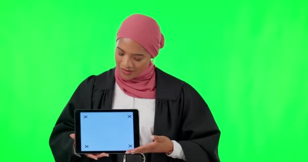 변호사 태블릿 프레젠테이션 변호사 조언을 스튜디오 배경에 디지털 변호사 청소년 — 비디오