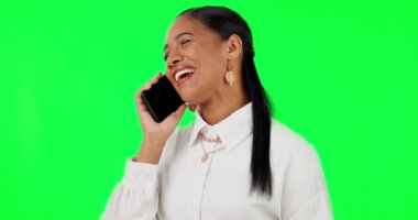 Telefon görüşmesi, yeşil ekran ve cep telefonuyla konuşan bir kadın ve stüdyo arka planında izole edilmiş mutlu bir kadın. Gülümse, akıllı telefon ve genç bir bayan cep telefonu uygulamasından sonra rahatla ve sakinleş..