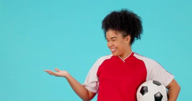 Futbol, kadın portresi ve satış için ürün yerleştirme ve stüdyoda duyuru. Mavi arka plan, bayan sporcu ve reklamlar için gülümseme ve eğitim ve egzersiz seçimi için tanıtım..