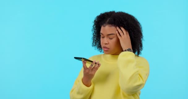 連絡先 女性の怒り スピーカー スタジオの背景に対するコミュニケーション スマートフォンを持つ少女とモデル ストレスとの接続と怒り 不満と危機 — ストック動画
