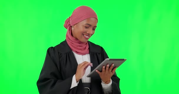 Женщина Адвокат Планшет Зеленый Экран Счастливая Реклама Адвоката Юридическое Заявление — стоковое видео
