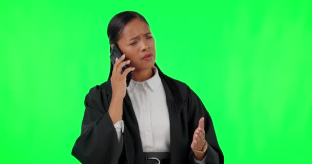 法律問題 女性とモックアップスタジオの背景に隔離された緑の画面上の電話 法律上の挑戦と解決のために携帯電話で話す会話 怒りと不満を持つ弁護士 — ストック動画