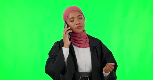怒りの弁護士の女性は 電話やコメントと緑の画面では フラストレーションと交渉のモックアップで話す 若いイスラム教徒の弁護士 スタジオの背景による法的ネットワークのための怒りとスマートフォンの会話 — ストック動画