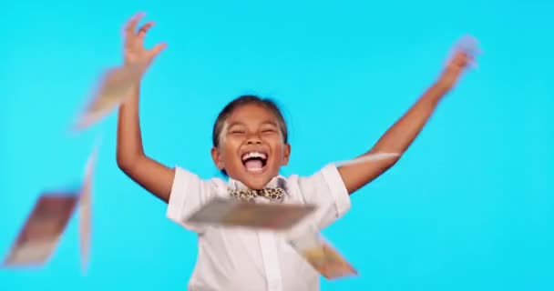 快乐的小女孩 金钱的雨和庆祝在一个蓝色工作室背景下的经济自由储蓄 女童或因赢得现金 贷款或金融投资或彩票而笑的儿童 — 图库视频影像