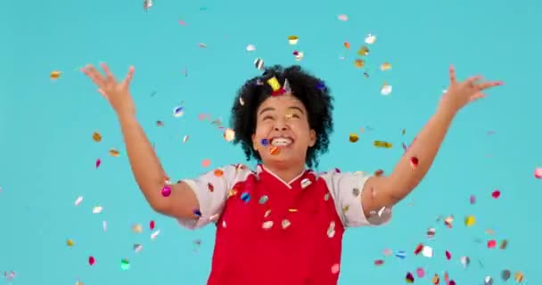 Celebração Confete Sucesso Mulher Animado Para Bônus Estúdio Ganhando Recompensa — Vídeo de Stock