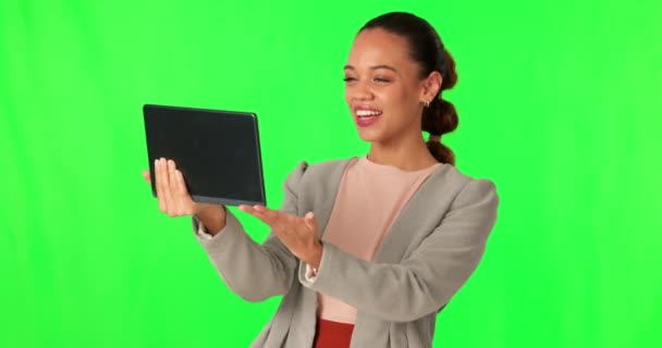 若いビジネス女性 ビデオ通話とモックアップで笑顔でタブレット 波とこんにちはと緑の画面 幸せなビジネスウーマン ウェブセミナーやネットワークのための話 タッチスクリーンでのコミュニケーションやCrmの仕事 — ストック動画