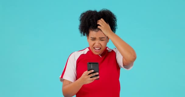 绿色屏幕 压力和女人面对电话为足球的结果 得分或评估蓝色背景 有坏消息的女足球运动员的智能手机 嘲讽和肖像 令人失望和失败 — 图库视频影像