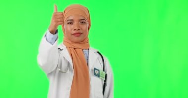 Müslüman bir kadın, doktor ve yeşil ekranda başarılı olmak için özgüvenini onayladı. Emoji, evet işareti ya da onayı olan kadın sağlık uzmanının portresi..