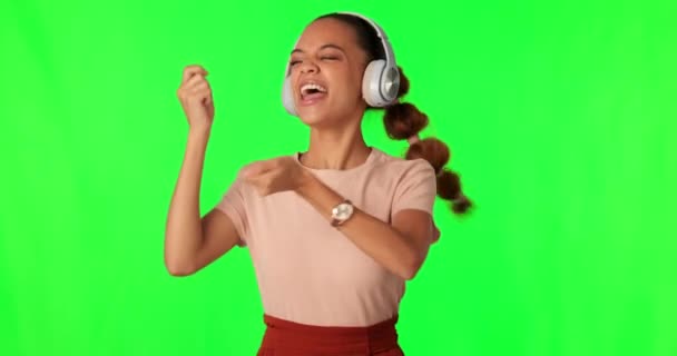 Ακουστικά Τραγούδι Και Γυναίκα Στην Πράσινη Οθόνη Για Ροκ Μουσική — Αρχείο Βίντεο