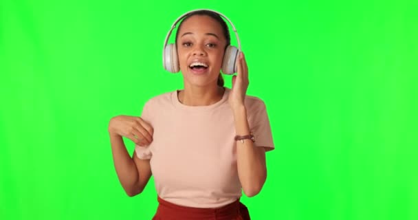 Arc Zöld Képernyő Fejhallgatóval Figyelj Kommunikálj Stúdió Háttérrel Portré Női — Stock videók