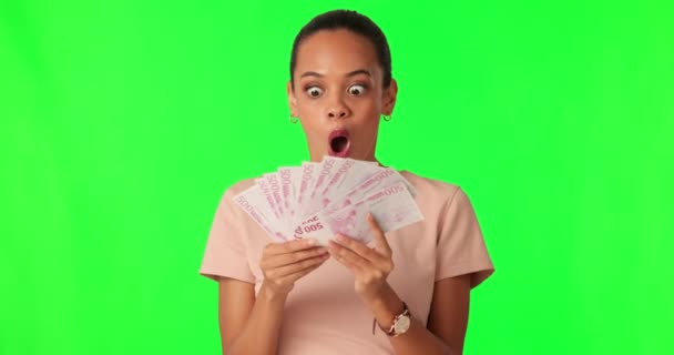 Feliz Mujer Con Dinero Celebrando Contra Una Pantalla Verde Con — Vídeos de Stock