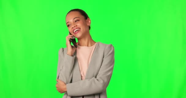 Yeşil Ekran Telefon Görüşmesi Gülümseyen Bir Kadın Stüdyo Geçmişine Karşı — Stok video