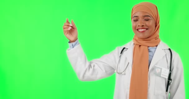 Μουσουλμάνα Γυναίκα Γιατρός Και Δείχνει Στην Πράσινη Οθόνη Για Διαφήμιση — Αρχείο Βίντεο