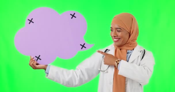 イスラム教徒の女性 スタジオの背景に緑の画面に泡を話すことをポイントします ソーシャルメディアのための女性医療や医療の専門家のポインティングの肖像画 チャットやモックアップ上のメッセージ — ストック動画