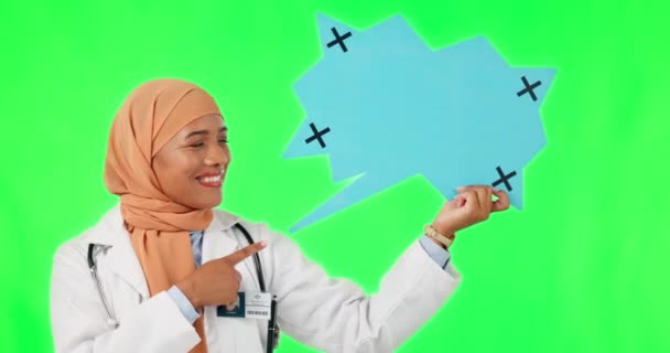 イスラム教徒の女性 スピーチバブルは スタジオの背景にソーシャルメディアのための緑色の画面に表示されます アイコンを指す女性の医療や医療の専門家の肖像 チャットやモックアップ上のメッセージ — ストック動画